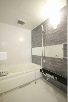 【浴室】大きな鏡やシャワーの高さを調節できるアジャスター、カウンターなど使うと便利な浴室設備です。