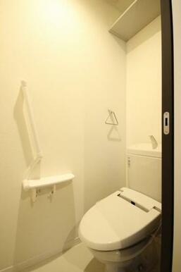 【トイレ】洗浄機能付き暖房便座。上部には物置用の棚があります。