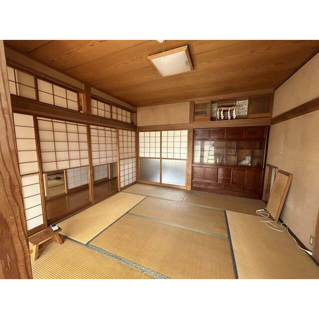 造り付けの大型収納棚と神棚が設置された、伝統的な和室です