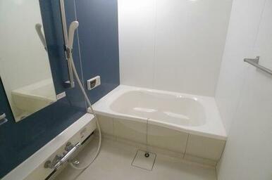 アクセントウォールが印象的なバスルームです★　シャワーはスライドバーとなりです☆