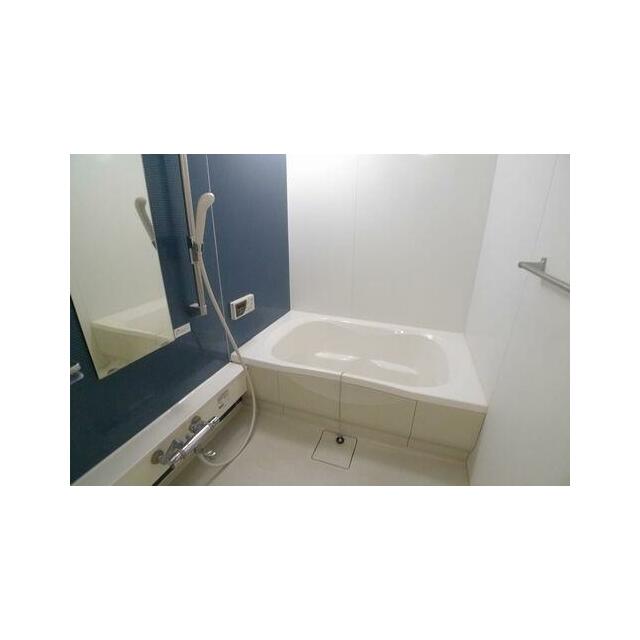 アクセントウォールが印象的なバスルームです★　シャワーはスライドバーとなりです☆