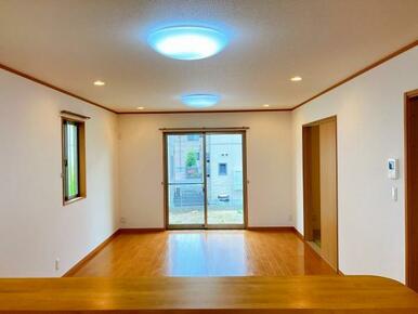 【リビング】キッチンから見たリビングの様子です。お料理しながらリビングの様子を確認できます。