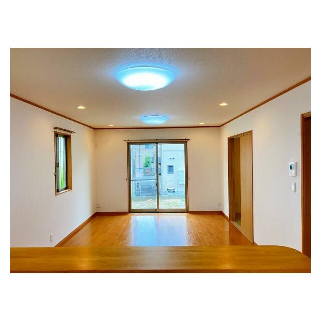 【リビング】キッチンから見たリビングの様子です。お料理しながらリビングの様子を確認できます。