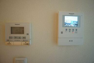 写真右が録画機能付きカラーテレビドアホン、左は給湯器（オール電化賃貸住宅）のリモコンです。
