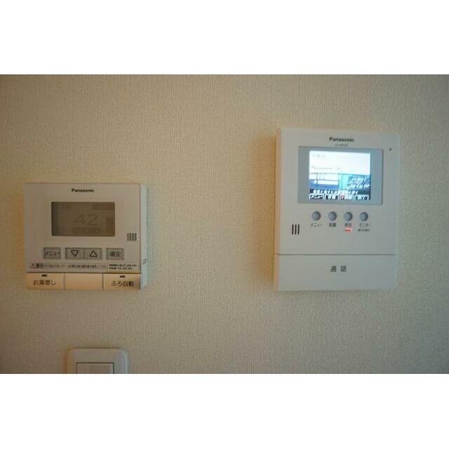 写真右が録画機能付きカラーテレビドアホン、左は給湯器（オール電化賃貸住宅）のリモコンです。