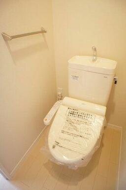 洗浄暖房便座付です。毎日使用するトイレは衛生的で清潔感のあるスペースです。