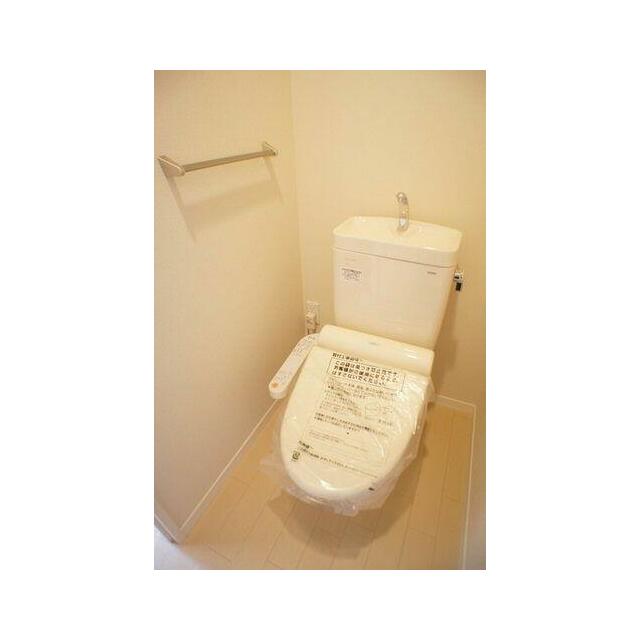 洗浄暖房便座付です。毎日使用するトイレは衛生的で清潔感のあるスペースです。
