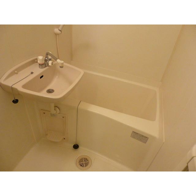 お風呂には、浴室換気乾燥機が付いています♪