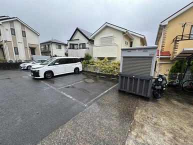 駐車場、バイク用ガレージ