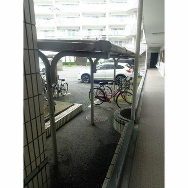 屋根付きです。