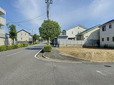 【北側　前面道路】道路幅１２ｍですが交通量が多くないので、落ち着いた生活を望めます。