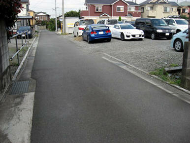 駐車場へ出入りする全面道路