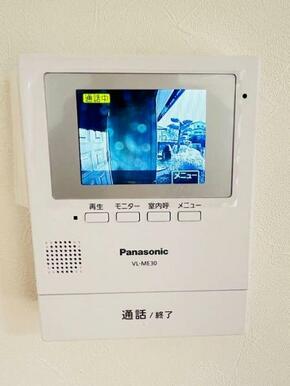 「インターホン」モニター付きで来客者のお顔を確認できます。