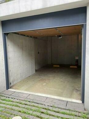 専用ガレージ