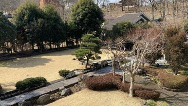 バルコニーからの眺望です。 自慢の日本庭園が一望できます。