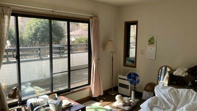 約7.2帖のお部屋です。 大窓の外から池がある自慢の日本庭園が一望できます。