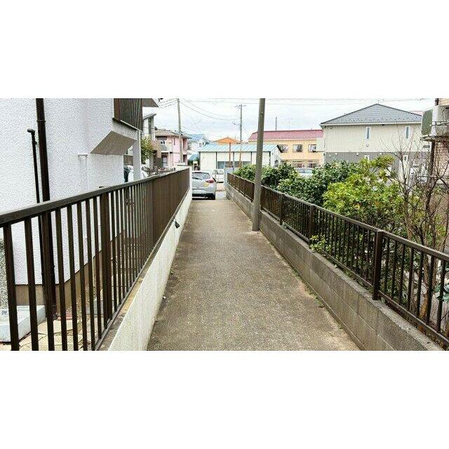 隣地との境界にはフェンスが設置されており、敷地が明確に区切られています。