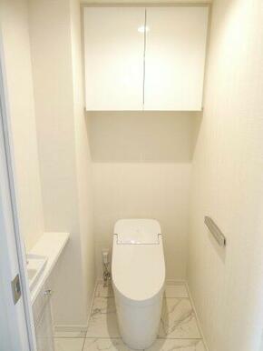 白を基調とした清潔感のあるトイレです。