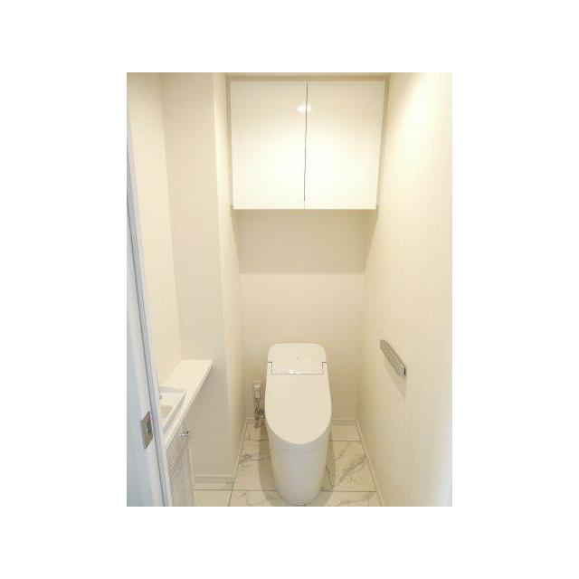 白を基調とした清潔感のあるトイレです。