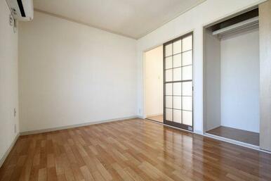 収納はハンガーパイプ付きでございます