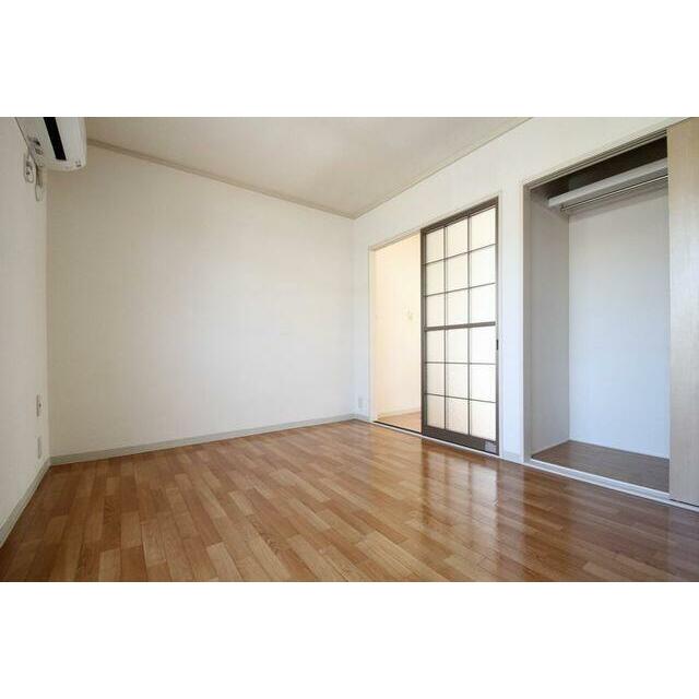 収納はハンガーパイプ付きでございます