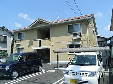 南東向きの２階建ての建物です。