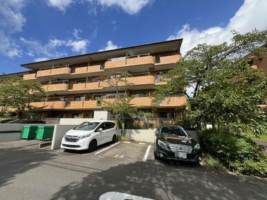 南側が公園、角部屋につき、陽当り良好です。