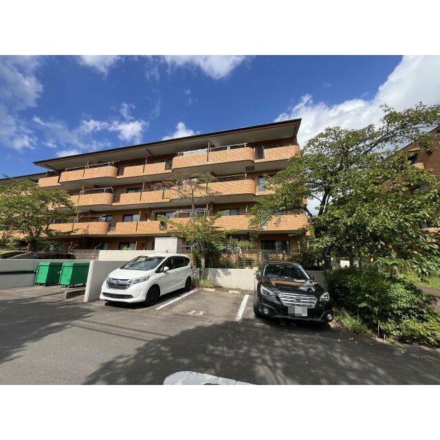 南側が公園、角部屋につき、陽当り良好です。