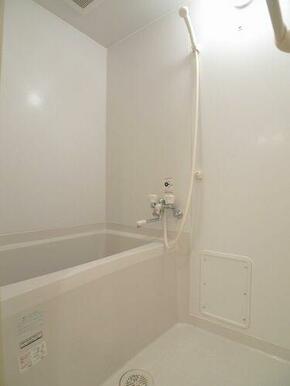 ホワイトを基調とした清潔感溢れるバスルーム☆バスタブでゆったりとお寛ぎ下さい