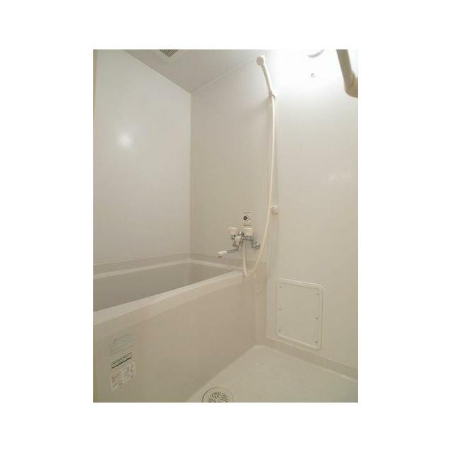 ホワイトを基調とした清潔感溢れるバスルーム☆バスタブでゆったりとお寛ぎ下さい