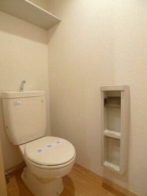 トイレ☆タンク上部の棚はペーパーや掃除道具の収納に便利です