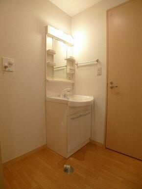 洗面脱衣所・洗濯機置き場☆洗面化粧台は朝の身支度に便利なハンドシャワー付きです