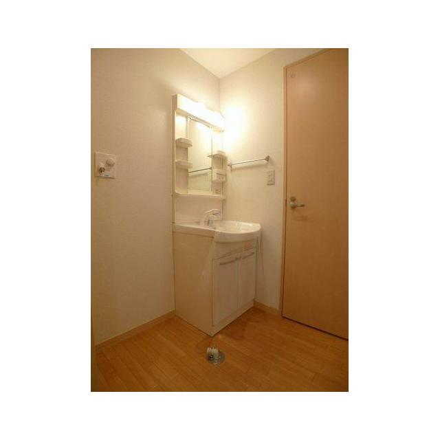 洗面脱衣所・洗濯機置き場☆洗面化粧台は朝の身支度に便利なハンドシャワー付きです