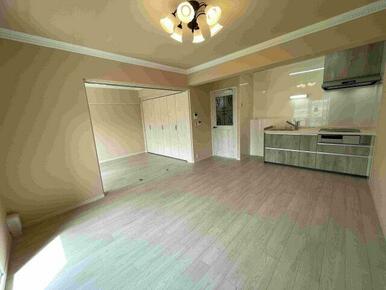 防音・保温壁造作 【健康対策・耐火塗り壁】米国製塗り壁施工 天井と壁の間のベルギー製豪華なモ－ディング