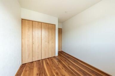 ５．２帖の洋室。同じサイズの居室が並んでおり、子供部屋にする際も兄弟で仲良く部屋を決められます。