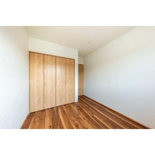 ５．２帖の洋室。同じサイズの居室が並んでおり、子供部屋にする際も兄弟で仲良く部屋を決められます。