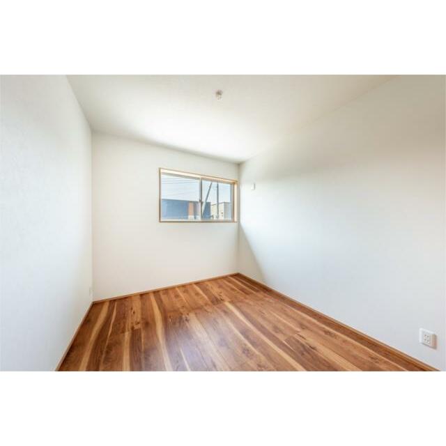 ５．２帖の洋室。新生活に向けてお好みの家具のレイアウトを考えることも楽しみの一つです。
