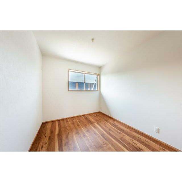 ５．２帖の洋室です。南側に窓があるため陽当たり良好、穏やかな光が入り込む居室です。