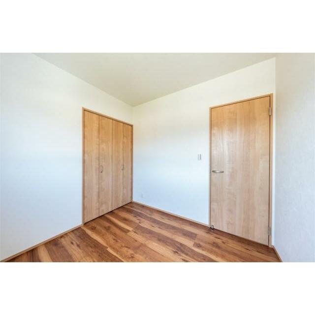 ４．５帖の洋室です。木目の建具や床が温もりを感じさせるデザイン。どんなインテリアにも馴染みます。