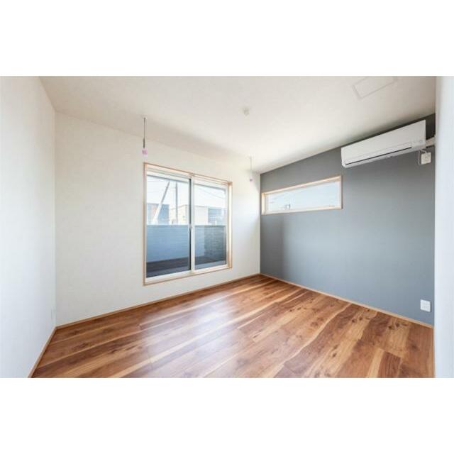 ２階７帖の洋室です。エアコンと室内物干しが備わっています。アクセントクロスも落ち着く色合いです。