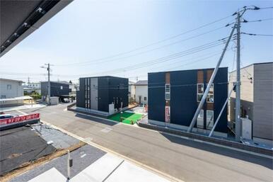 ２階からの眺望。第一種低層住居専用地域にある新しい分譲地のため整然とした綺麗な街並みが眺められます。