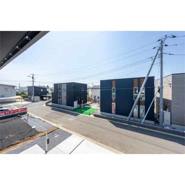 ２階からの眺望。第一種低層住居専用地域にある新しい分譲地のため整然とした綺麗な街並みが眺められます。