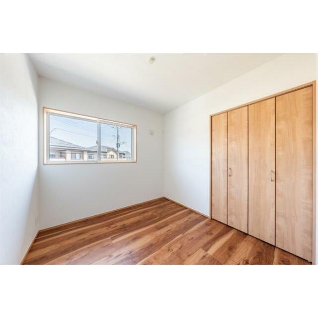 ２階４．５帖の洋室です。２階に４居室を備えたゆったり設計の４ＬＤＫです。各居室も自由にご活用下さい。
