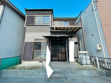 【外観拡大写真】外壁塗装、玄関扉交換済みです。