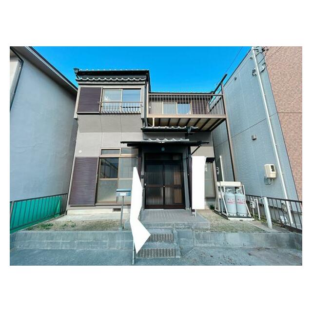 【外観拡大写真】外壁塗装、玄関扉交換済みです。