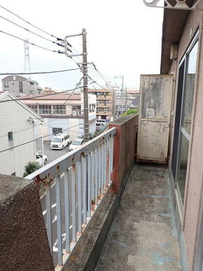 室外洗濯機置場。目の前に建物がないので明るいです。