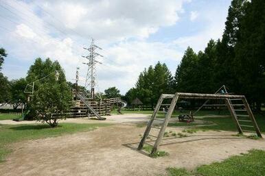 【三橋総合公園】徒歩１分（８０ｍ）。フィールドアスレチックなど子供に人気の公園です。プール・運動場…