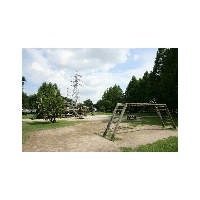 【三橋総合公園】徒歩１分（８０ｍ）。フィールドアスレチックなど子供に人気の公園です。プール・運動場…