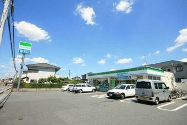 【コンビニ（２４ｈ）ファミリーマート】徒歩３分（２１０ｍ）急なお買い物も２４時間なら安心ですね！