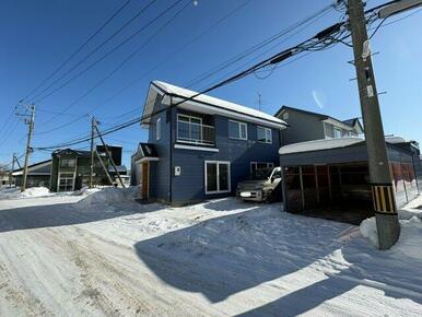 敷地内駐車スペース3台！車庫横にシャッター付き倉庫あります♪